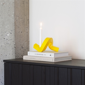 Normann Copenhagen Crooked One Lysestage, Yellow set på en kommode/skænk