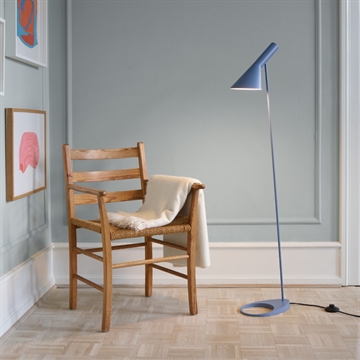 Louis Poulsen AJ Gulvlampe, Dusty Blue - set i en krog i en stue