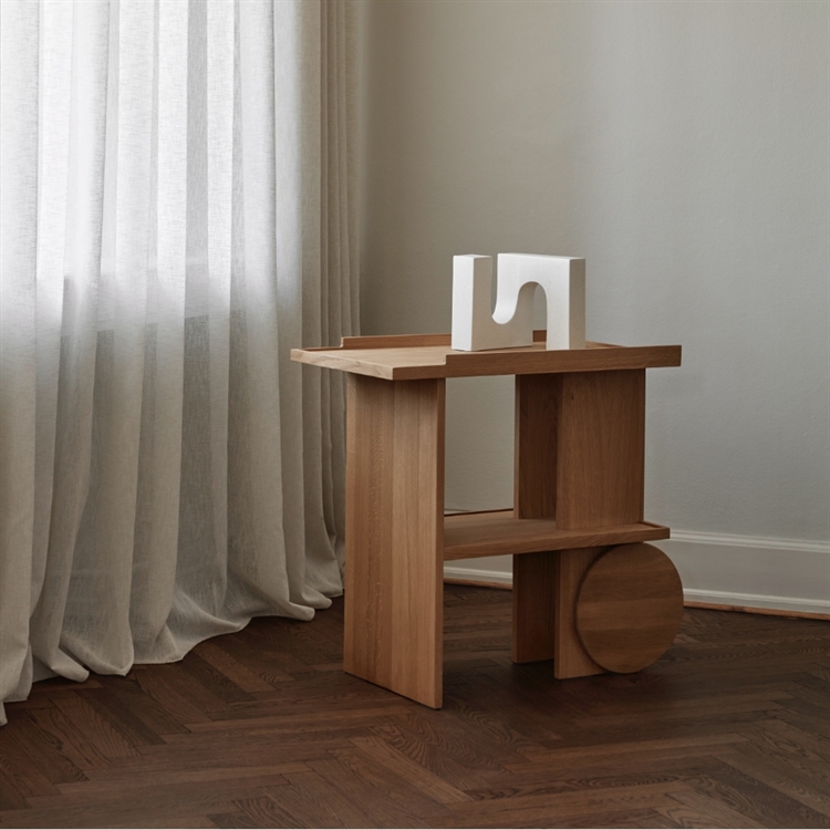 Kristina Dam Studio Axis Sidebord, Warm Lacquered Oak - set som et dekorativt siddebord i stuen