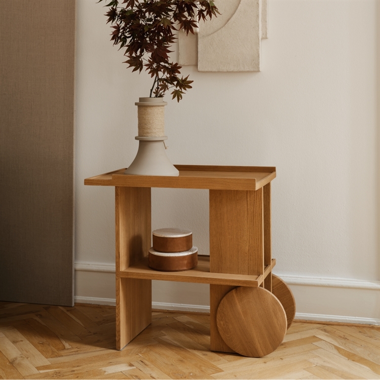 Kristina Dam Studio Axis Sidebord, Warm Lacquered Oak - set som et dekorativt siddebord i stuen