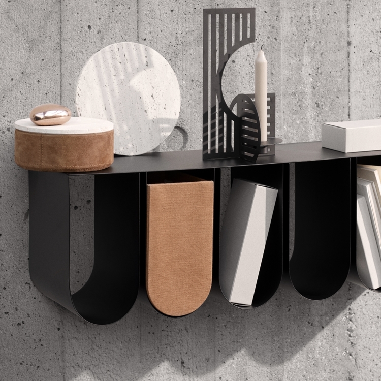 Kristina Dam Studio Curved Wall Shelf, Black - brugt til opbevaring af div.