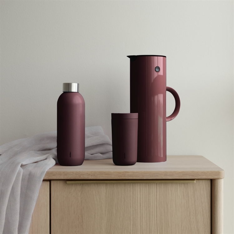 Stelton produkter i farven \'Berry\'