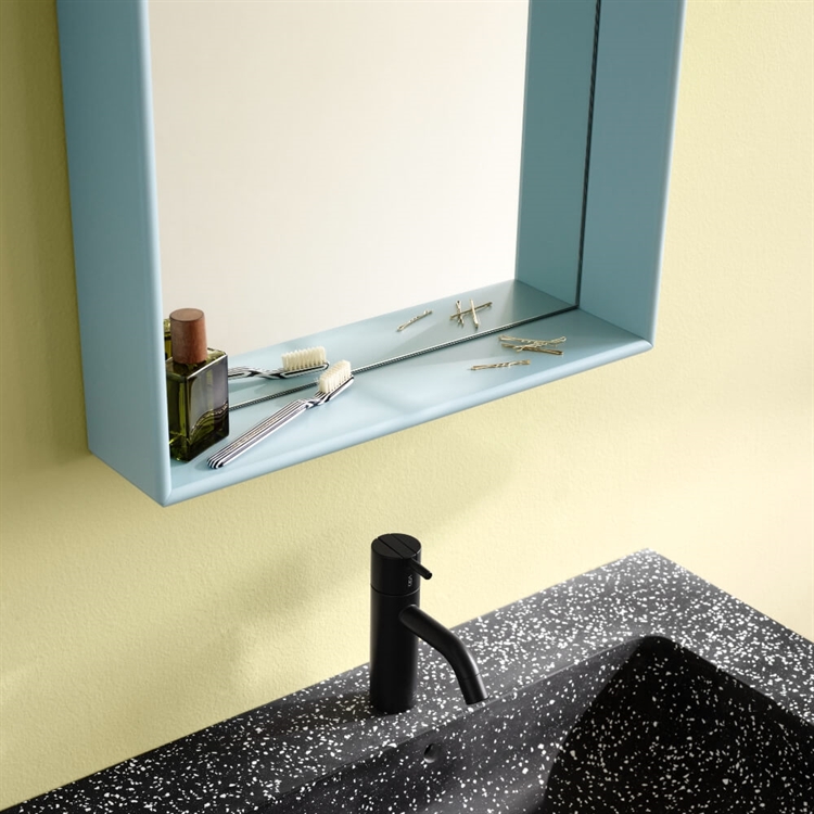 Montana SHELFIE Colour Frame Mirror, Flint - set i et badeværelse sammen med Ripple Badeværelsesskab