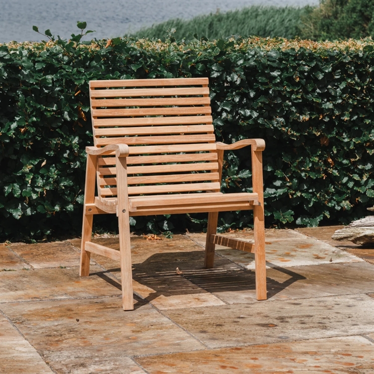 Noble Denmark Tikøb Havestol, Teak - set i på en terrasse