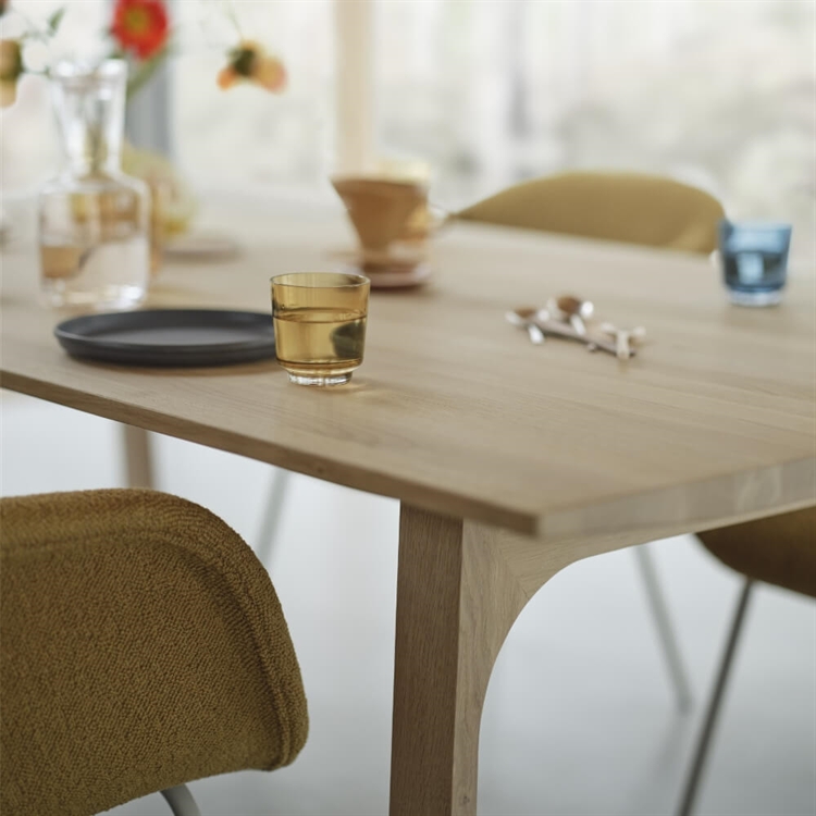 Muuto Earnest Extendable Table 205 x 100 - Oiled Oak close up i en spisestue